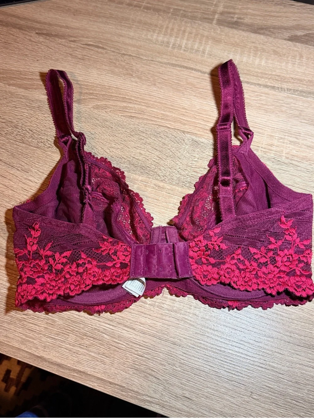 Wacoal Two-Tone Lace Underwire Bra in Berry and Red size 32DD